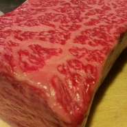お店のメイン料理、炭火で仕上げたステーキは店主が厳選して仕入れたものを、さらに筋などを綺麗に削ぎ素材の味を存分に楽しめます。ほか、全国から集う旬な有機野菜も絶品です。