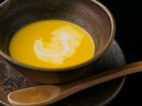 旬の有機野菜を1時間ほどかけて弱火で炊き、丁寧に裏ごししてなめらかな食感に仕上げています。素材の風味をそのまま味わって頂くため、味付けは塩だけでシンプルに。野菜の自然な甘みを実感できる一品です。