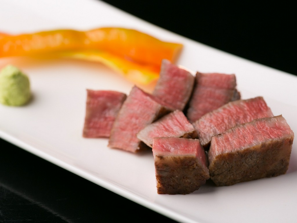 A5ランクの黒毛和牛を使用。濃厚な旨みが凝縮した『肉料理』