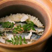 長野県佐久産コシヒカリを使い、客一組ごとに土鍋で炊き上げるご飯は、一粒一粒がふっくらとして艶やか。秋のさんまや栗をはじめ、タコ、牡蠣など一年を通して10種類ほど用意され、季節ごとに旬の味が楽しめます。