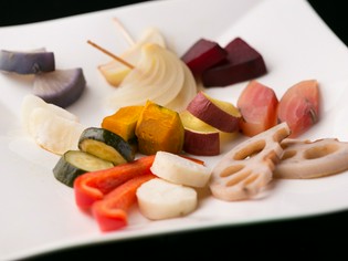 彩り豊かな旬の有機野菜を、素材ごとに異なる方法で調理