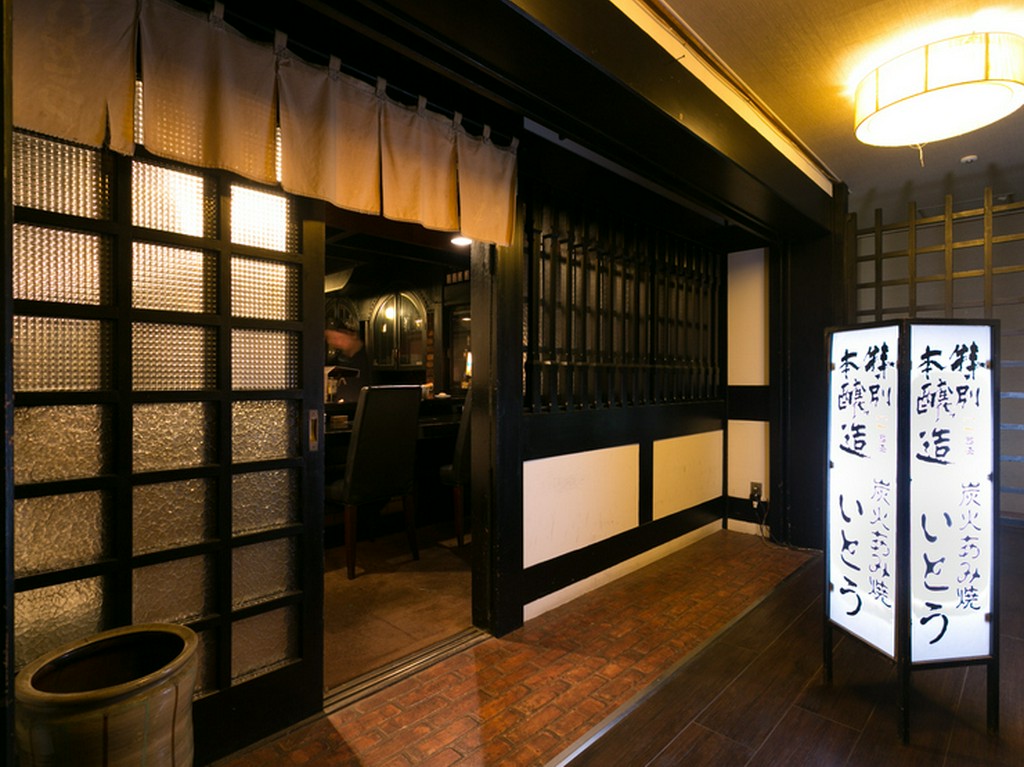 隠れ家のような空間で、素材を活かしたコース料理をどうぞ