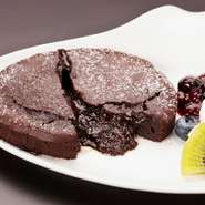 フランスのCACAO BARRY社のチョコレートを使用しています。あふれ出るチョコレートは温かく、添えられているフルーツやクリームとともにいただけば、濃厚な中にも爽やかな味わいが…。