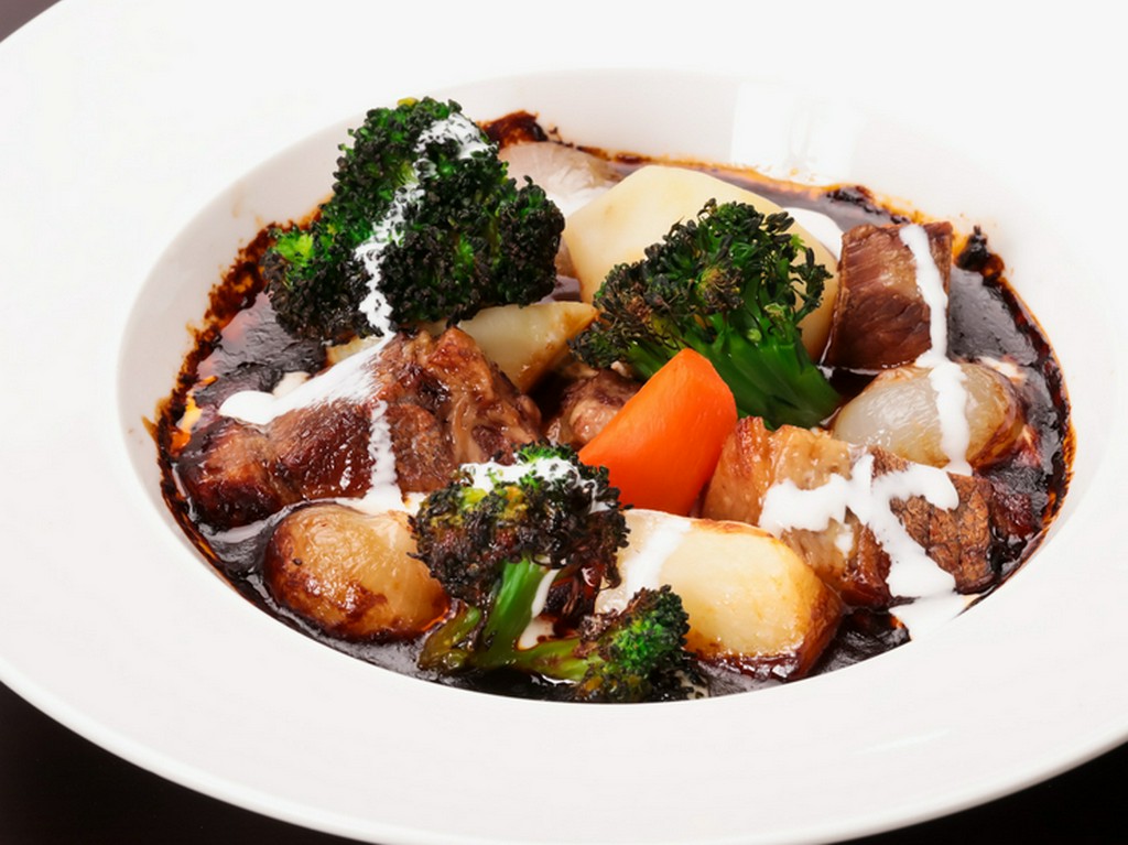 赤ワインが香る牛肉の煮込み料理『ブフ　ブルギニョン』