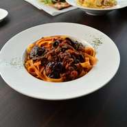 牛肉の『パスタボロネーゼ』、スライスしたチーズの『パスタカルボナーラ』などパスタへのこだわりが。