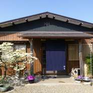 看板がなくても、気品ある佇まいが目印となる日本家屋
