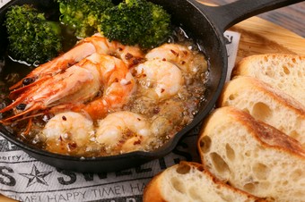 魚介のダシが効いた、旨み溢れるひと品『エビとブロッコリーのアヒージョ』