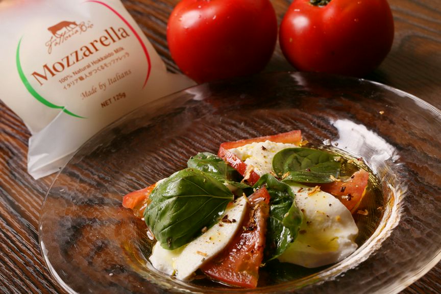 北海道産モッツァレラチーズにこだわった『フレッシュトマトのカプレーゼ』