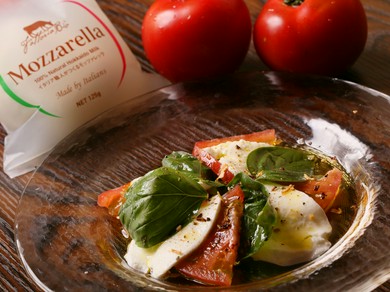 北海道産モッツァレラチーズにこだわった『フレッシュトマトのカプレーゼ』