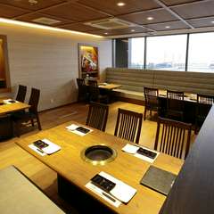 シックでモダンな店内。ゆったりと焼肉を楽しめる