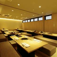 最大48名。半分に仕切って24名席にも出来る宴会場