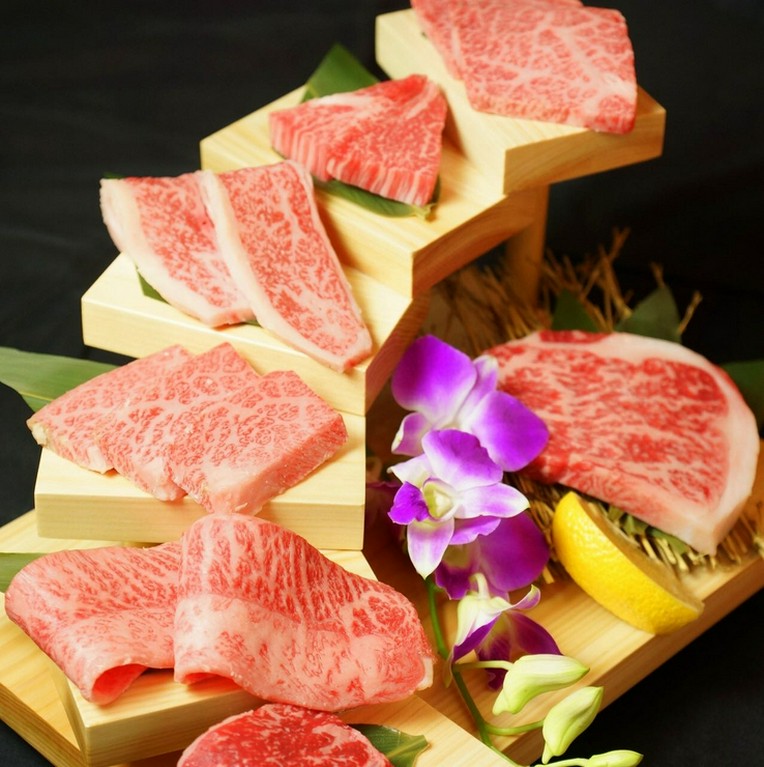 特上部位・希少部位の7点盛り合わせ『和牛華壇（はなだん）』