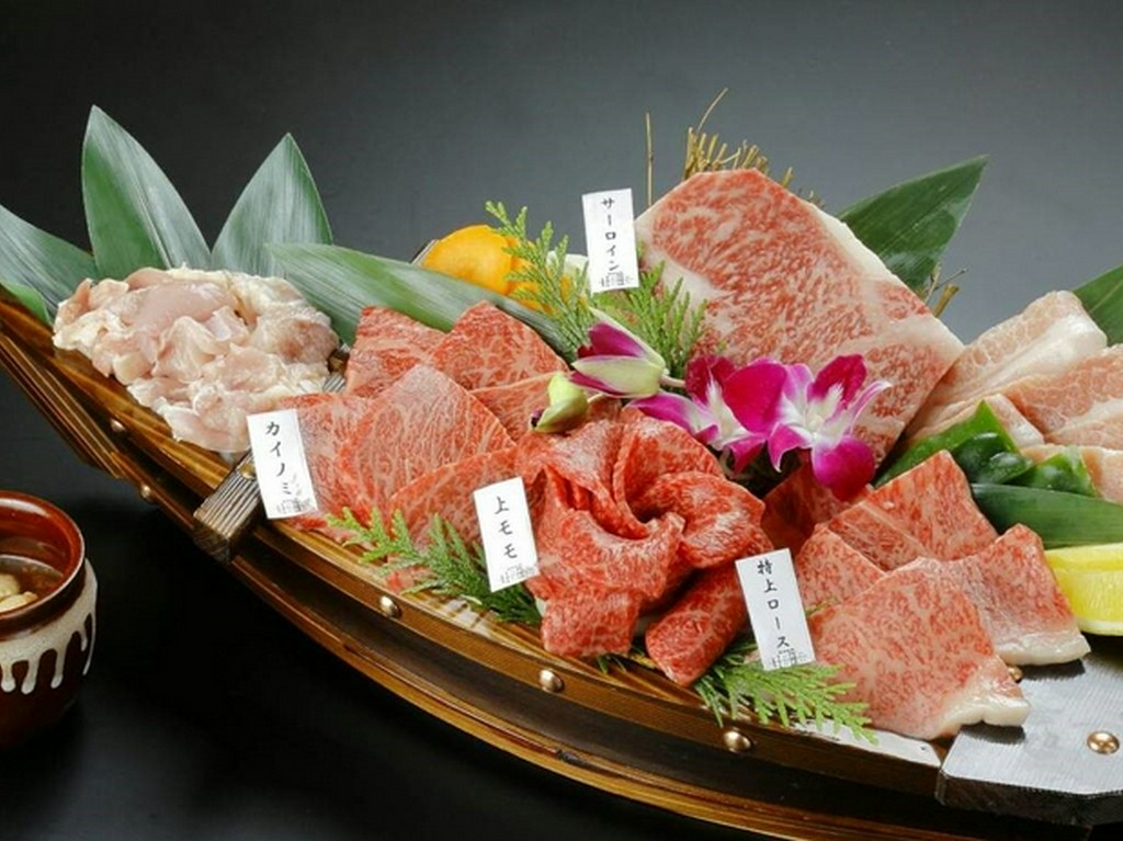 豪華で贅沢。4～5名様向け『LIEBE舟盛』