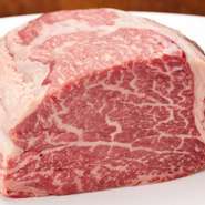 まず、肉の赤身が赤黒くなくピンク色であること、次に、脂身の色が白ではなくミルク色であること。最後に、脂身のサシがほどよく入っておりキメが細かいことです。
