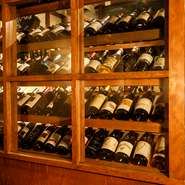 ワインセラーには常時200種類近いワインが。イタリアワイン中心で、中でも特にイタリアらしい味・ぶどうの種類を多く集めています。気軽にグラスでオーダーできる種類が多いのも、ビジネスマンや女性客に人気。