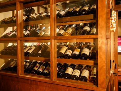 イタリアを中心とした、自然の味が楽しめるワインが200種類