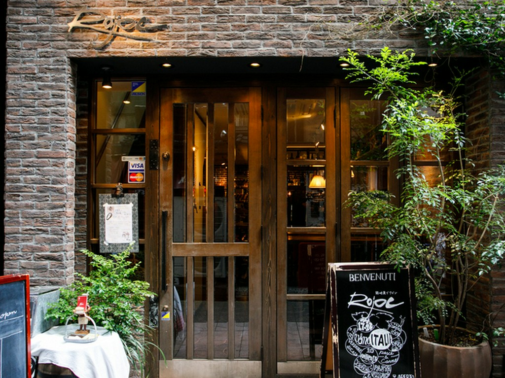 木と石の自然な風合いが親しみやすい店構え