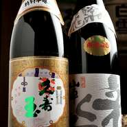 日本酒メニューは、熱燗と冷酒で値段が違う他は、一律価格。1623年創業、平瀬酒造の久寿玉や、200年以上の歴史を刻む舩坂酒造の深山菊など、伝統ある地元の酒蔵6～7軒から仕入れた地酒を楽しめます。