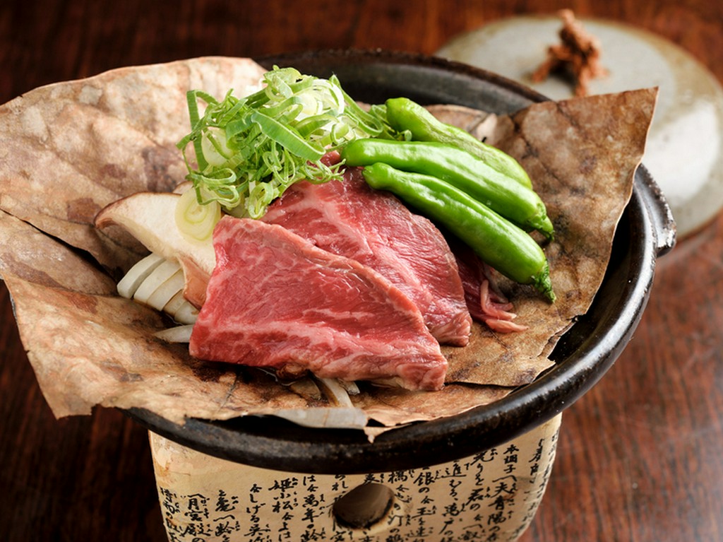 とろけるような食感の飛騨牛を炭火で焼いた、甘辛い味わいの『飛騨牛陶板焼き』