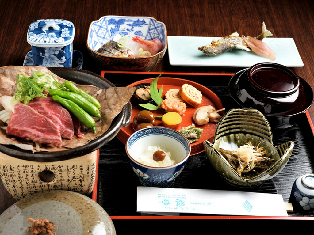 海の幸や、山の幸が両方楽しめて、各種宴会にも最適な『おまかせ懐石コース』