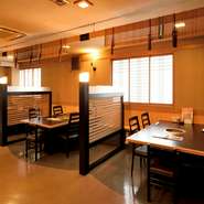 半個室やテーブル席がある開放的でおしゃれな雰囲気の店内は、誕生日や記念日のお祝いだけでなく、普段のデートにもおススメです。おしゃべりを楽しみながら、ワイン片手に贅沢なお肉を堪能できます。