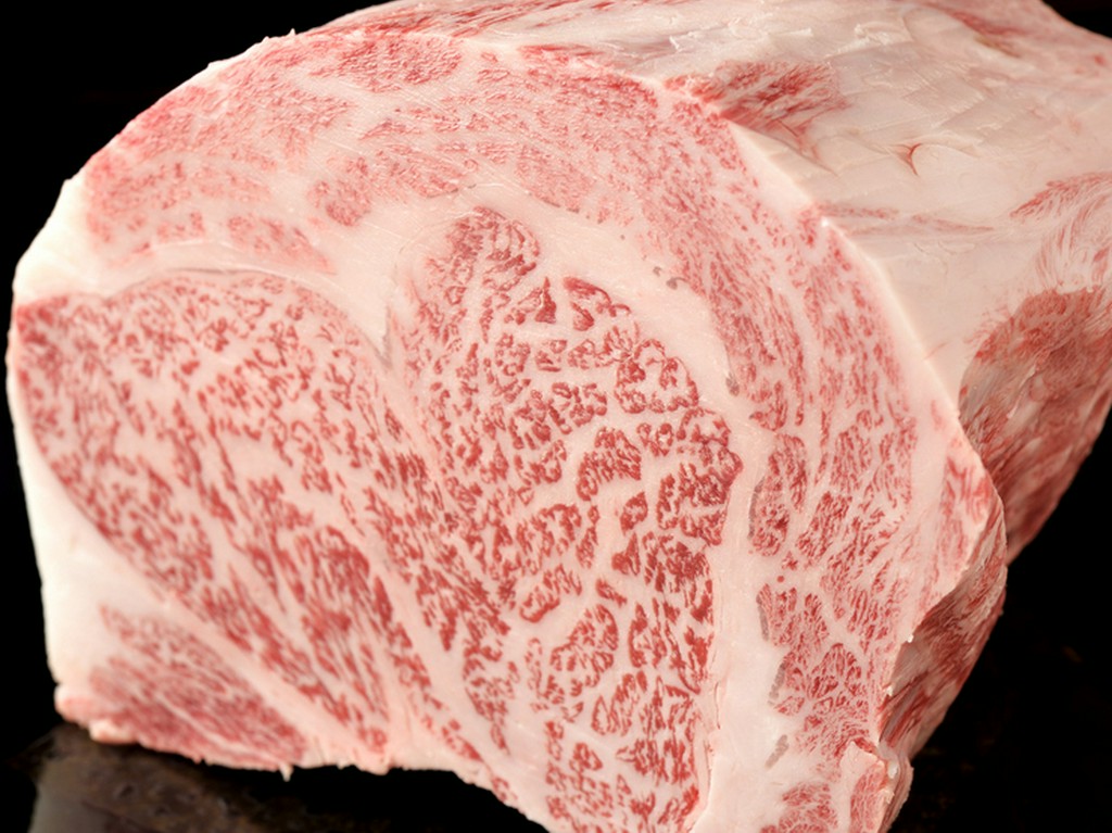 岐阜県の豊かな自然環境で、手間暇かけて育てられた牛から厳選