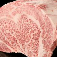 せりに出される約100頭の飛騨牛の中から、数頭しかいない「岐阜県産・A5ランク・雌牛」という条件を中心に一頭買い。きめ細やかでやわらかい肉質と美しい霜降り、ほのかな甘みを楽しめます。