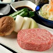 とろけるような柔らかい食感で、肉の旨みを豪快に楽しめる『飛騨牛網焼きステーキ』