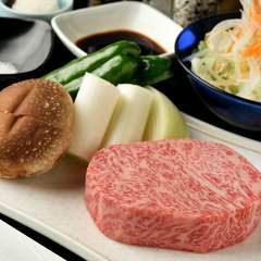 とろけるような柔らかい食感で、肉の旨みを豪快に楽しめる『飛騨牛網焼きステーキ』