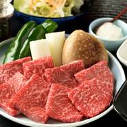 程良い厚さにスライスされた網焼きは、ポン酢ベースのオリジナルタレにつけ、ご飯と一緒に味わいたくなる逸品。上質な飛騨牛の旨みが口いっぱいに広がります。ヒレとロース、写真のもも肉から選べます。