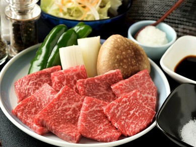 岐阜県の豊かな自然環境のもと育てられた、さっぱりとして脂身が少なく、柔らかな食感の『飛騨牛網焼』
