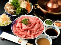 A5ランクで最高級の飛騨牛ロースは、湯通ししてもきめ細かく柔らかで、口の中でとろける味わいです。たっぷりのコクと香りが楽しめるオリジナルごまだれやポン酢ベースのだれも、さらに味わいを引き立てます。