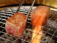 2センチの厚さのステーキは、柔らかくジューシーな味わいで、お好みでヒレか写真のロースから選べます。食べやすいようにサイコロ状にカットされ、味付はシンプルに塩・こしょう・オリジナルたれで楽しめます。
