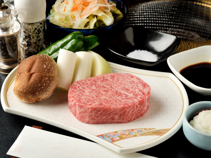 ชุดสเต็กเนื้อฮิดะย่าง (เนื้อซี่โครง 7,000 เยน, เนื้อ 8,000 เยน)