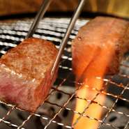 食べ応えのある充分な厚さをお好みの方におススメ。周りの脂をすべてカットしているため、贅沢に肉のうまみを堪能できます。口の中でとろけるような、脂の甘みを感じるステーキです。