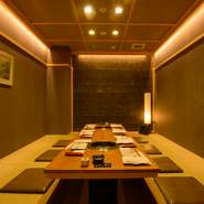 高級和紙を使用した壁、緻密にデザインされた照明など、まるで料亭のような落ち着いた雰囲気が漂う座敷の個室。ゆったりしたプライベート空間は、接待や会食、お祝いごとなど、幅広いシーンで活躍します。	