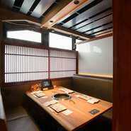 テーブル席は、プライベート感を重視。通路側には格子戸をつけて半個室としているほか、すべての席は背中合わせになるよう設計。別のお客の視線や声が気になりにくいよう配慮されています。				