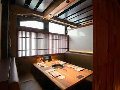 プライベート感を意識したテーブル席				