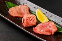 ・黒毛和牛タン芯、黒毛和牛タン先（もしくはタンスジ）、US産タン