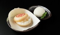 石川県のブランド米『ひゃくまん穀』を使用したライスプリンに
フルーツを加えて最中に包み、
アイスクリームを添えた新商品です