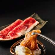 浅野川で洗われる、加賀友禅をイメージして創作された『友禅焼き』。さっと焼き目をつけたら、卵黄とふわふわのメレンゲでいただく新食感の焼肉です。肉はリブロース（写真）、赤身、ブリスケの3種があります。