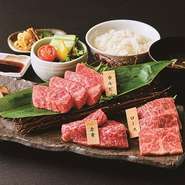 その日お薦めの能登牛の部位を3種類食べられる、お得な『能登牛焼肉ランチ』。6時間煮込んだ牛骨スープ、おかわり自由のライス、石川県産の野菜をメインに使用したサラダ、ナムルもついています。