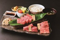 その日お薦めの能登牛の部位を3種類食べられる、お得な『能登牛焼肉ランチ』。6時間煮込んだ牛骨スープ、おかわり自由のライス、石川県産の野菜をメインに使用したサラダ、ナムルもついています。