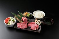 能登牛の希少な部位を４種類盛り合わせた非常にお得なランチです。
一頭買いをしている肉匠jade金澤でしかお目にかかれない商品です。
