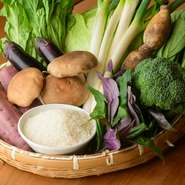 当店は「加賀太きゅうり」「加賀れんこん」「金沢春菊」「金時草」「五郎島金時」など、加賀野菜を積極的に採り入れていて、金沢市農産物ブランド協会から「加賀野菜料理提供店」に認定されています。				