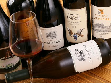 濃厚な料理に合うワインが豊富。迷ったらシェフに尋ねるのが正解