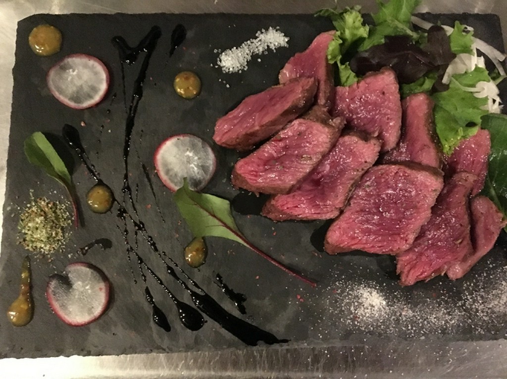 しっとり柔らか。赤身の旨みを堪能する『十勝　彩美牛　シンシンステーキ』