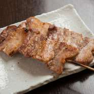 鶏もも皮・豚バラ串・山わざびササミ・梅ササミ・チーズササミ・セセリ串（写真は豚バラ串）