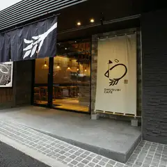 ガラス張りのモダンな外観。稲をモチーフにしたロゴが目印