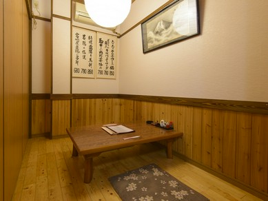 ふたりきりの食事の時間を、ゆっくりと楽しめる個室